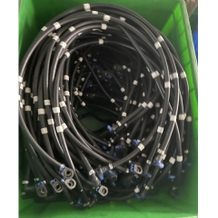 Маленький резиновый шланг с хомутами
        